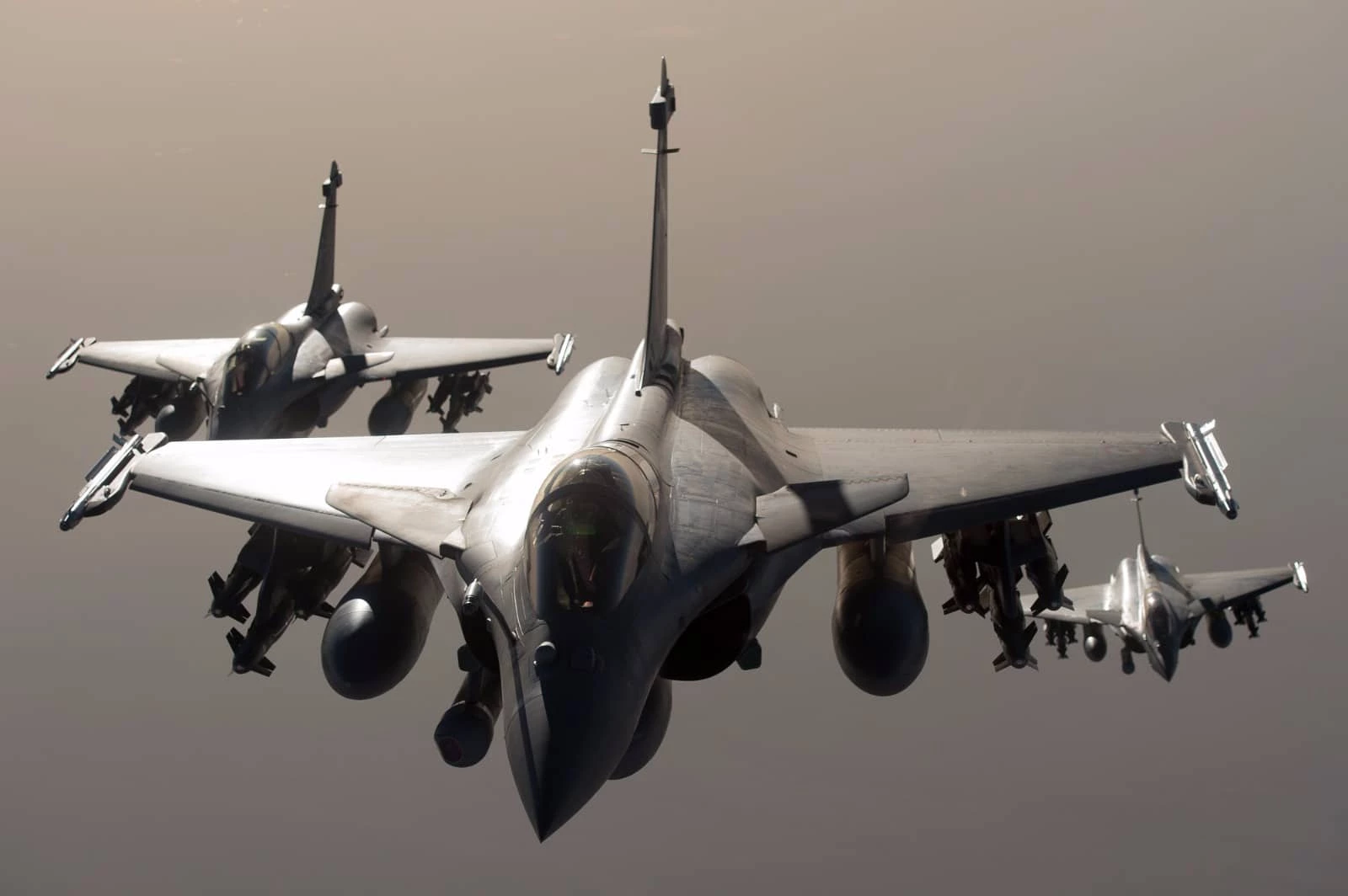 Rafale: Τα 3 χαρακτηριστικά που κάνουν το γαλλικό μαχητικό να υπερτερεί των αντιπάλων του (βίντεο)